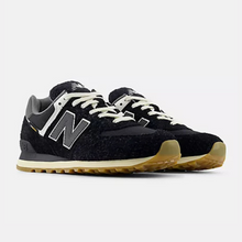 Load image into Gallery viewer, New Balance 574 - Black
